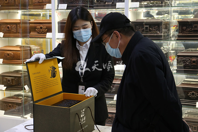 天顺祥恒基店工作人员向客户介绍产品