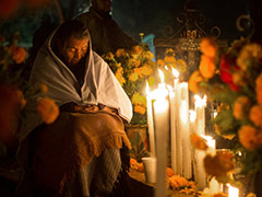墨西哥亡灵节：夜半墓园欢歌，他们向死而生