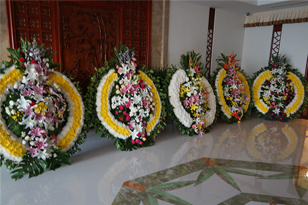 殡仪馆告别厅鲜花布置