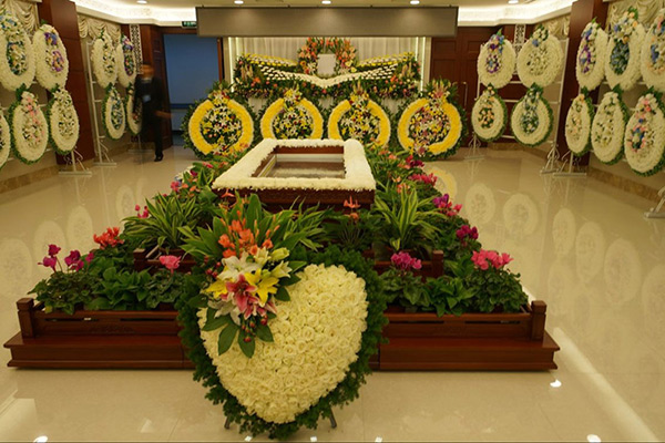 灵堂设在家里还是布置在殡仪馆？北京市殡葬服务收费标准多少？