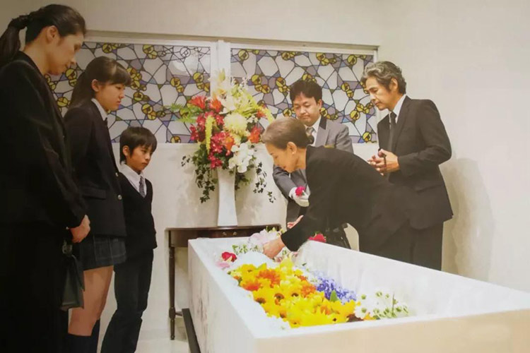 日本的葬礼仪式感很强