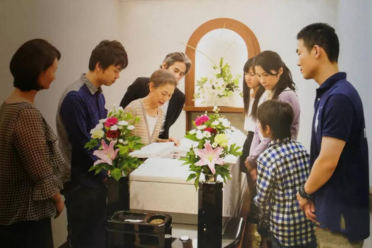 日本的葬礼庄重温馨，哀而不伤