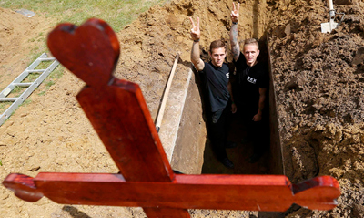 年轻人参与挖墓