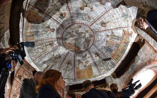 部分壁画以古罗马时代教徒生活为主题绘制。