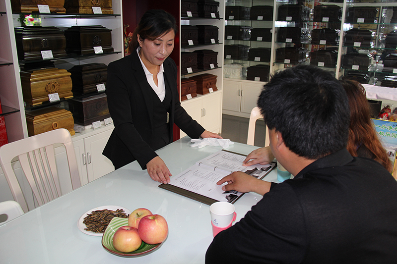 天顺祥马驹桥店工作人员向客户介绍产品知识