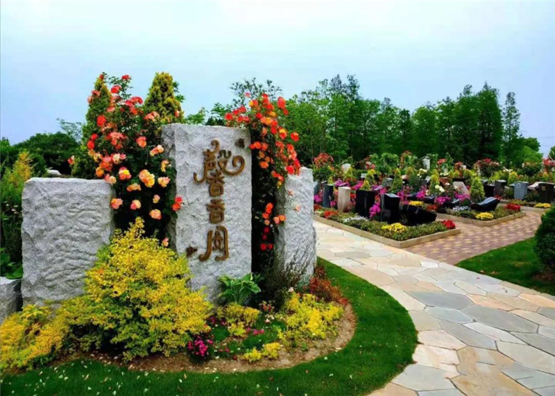 玫瑰园创始人中本隆久先生为福寿园设计的 节地环保葬墓区馨香园