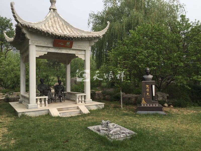 林先生一家看了侯耀文的墓地
