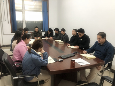 员工认真学习并记录重点