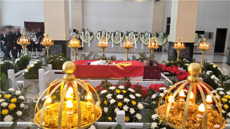 两侧花圈悬挂挽联