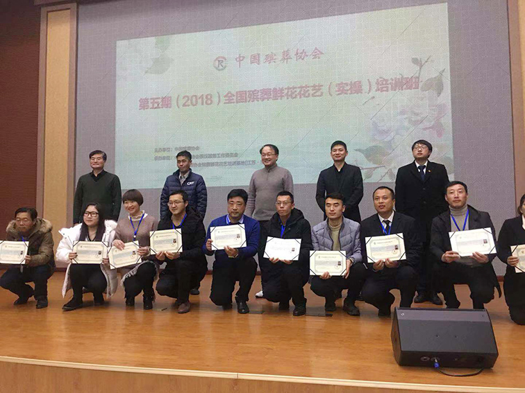 王总（左五）与获奖者合影留念