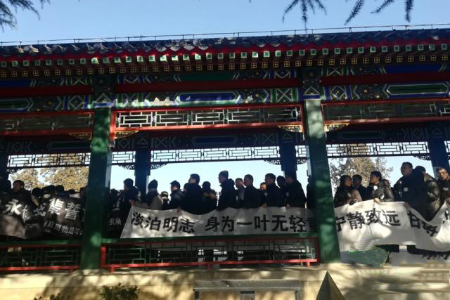 热心群众为于先生送别