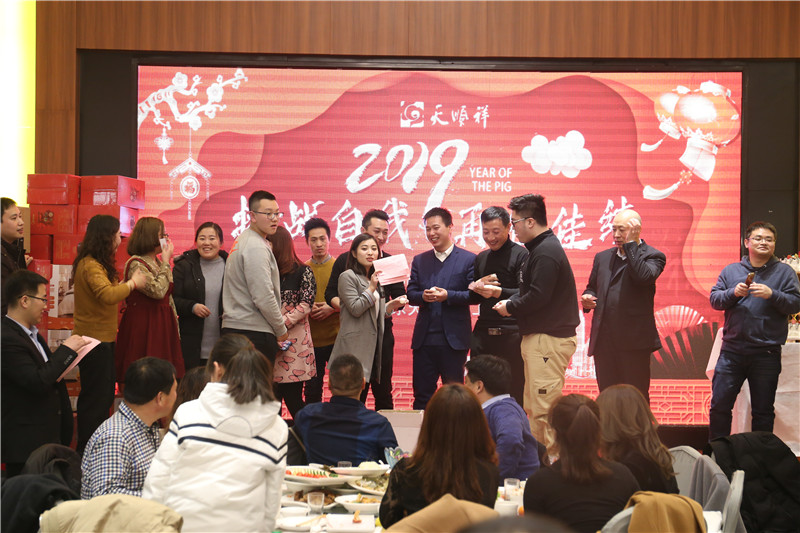 热情高涨的抽奖活动现场
