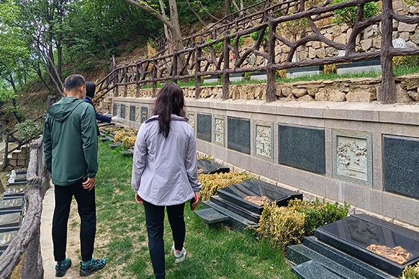 带家属前往九公山长城纪念林选购墓地