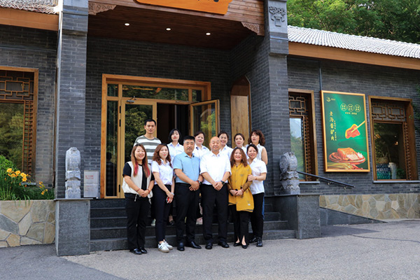 天顺祥领导带领选墓服务部话务部员工参观学习九公山长城纪念林