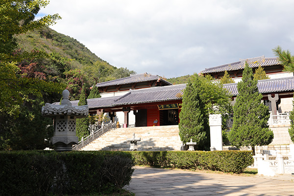带家属前往长城华人怀思堂选购墓地