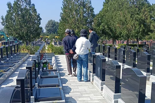 带领家属前往中华永久陵园选购墓地