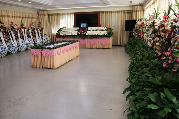 八宝山殡仪馆租告别室和休息室需要多少钱，天顺祥能陪同办理殡葬服务吗？天顺祥服务怎么收费？