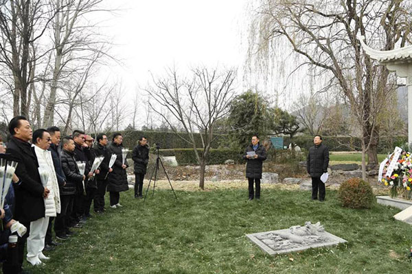 相声大师侯宝林诞辰102周年纪念活动在天寿陵园举行