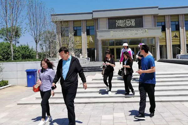 天顺祥殡葬总经理王凯敏女士带领员工参观学习施孝生态文化陵园