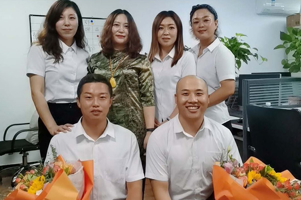 天顺祥领导为军人出身同事送上鲜花共度建军节