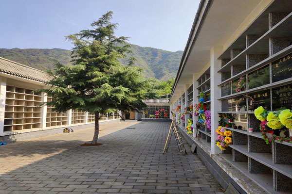 燕山脚下的安息之所：天山陵园与壁葬的宁静之选