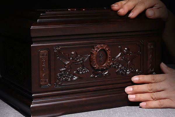 契合信仰的送别，天顺祥神爱世人黑紫檀骨灰盒专为基督教徒定制