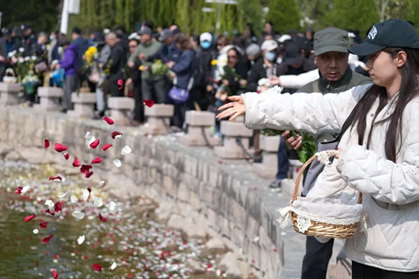 生态葬清明公祭：他们化作了草木的葱茏，江海的浪花