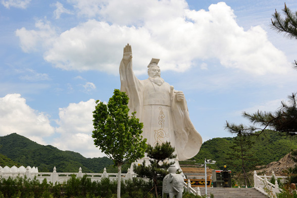 懋龙溪陵园皇帝雕像