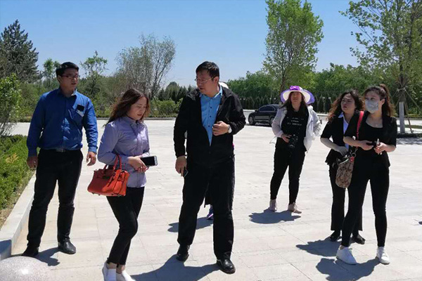 天顺祥殡葬总经理王凯敏女士带领员工参观学习施孝生态文化陵园