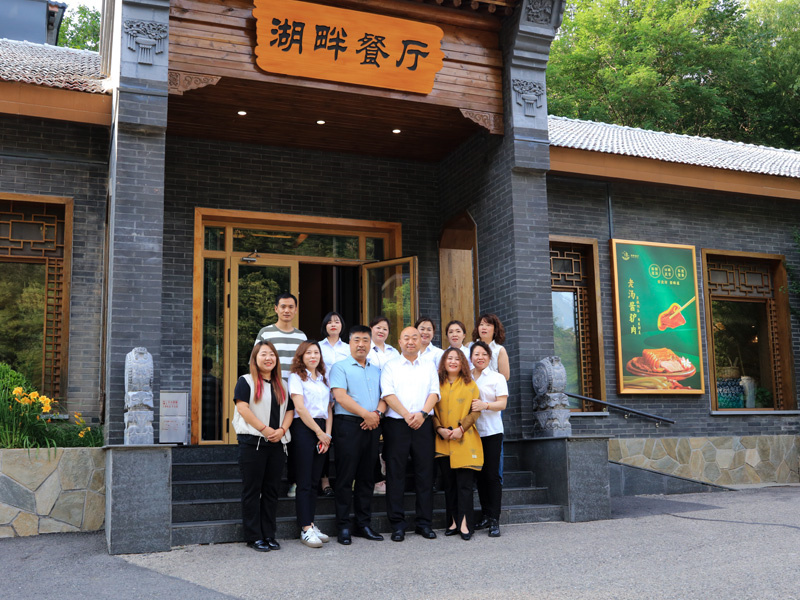 天顺祥一行与九公山陵园王总合影