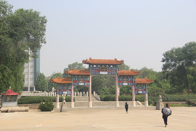 陵园牌楼