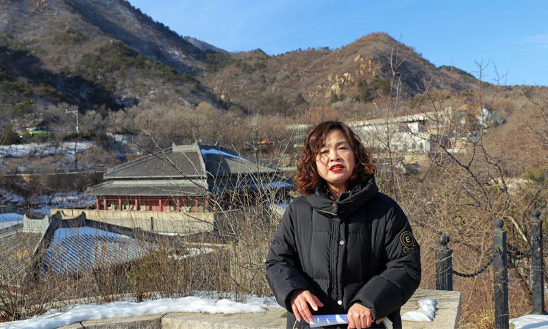 选墓顾问在怀思堂陵园为家属介绍