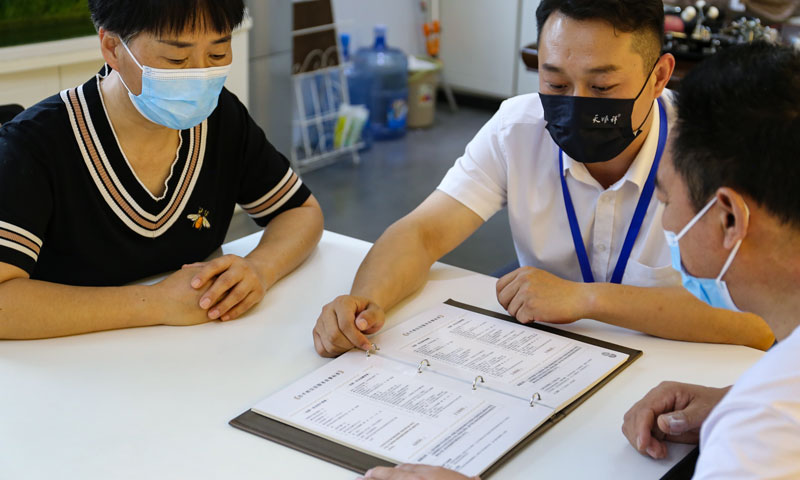 服务专员黄涛向家属详细介绍服务套餐价格及服务内容 服务专员黄涛向家属详细介绍服务套餐价格及服务内容