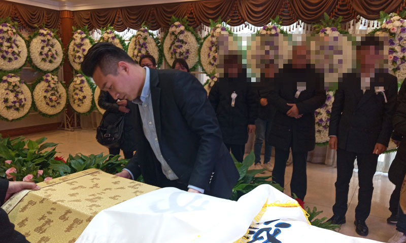 专员黄涛在殡仪馆认真做服务.jpg 专员黄涛在殡仪馆认真做服务.jpg