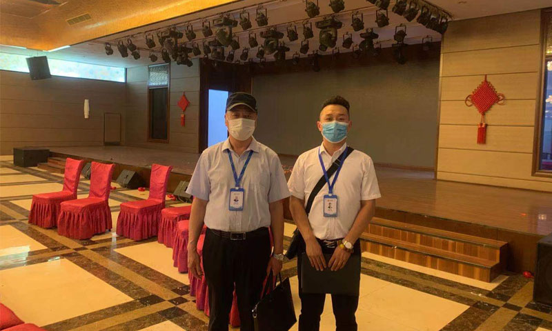 黄涛和刘国福老师正在准备布置告别仪式 黄涛和刘国福老师正在准备布置告别仪式