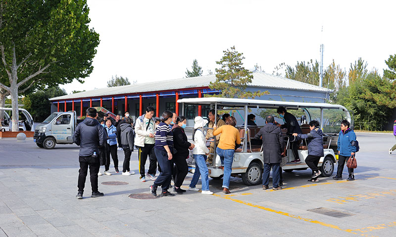 家属乘坐园区摆渡车前往墓碑举行安葬仪式