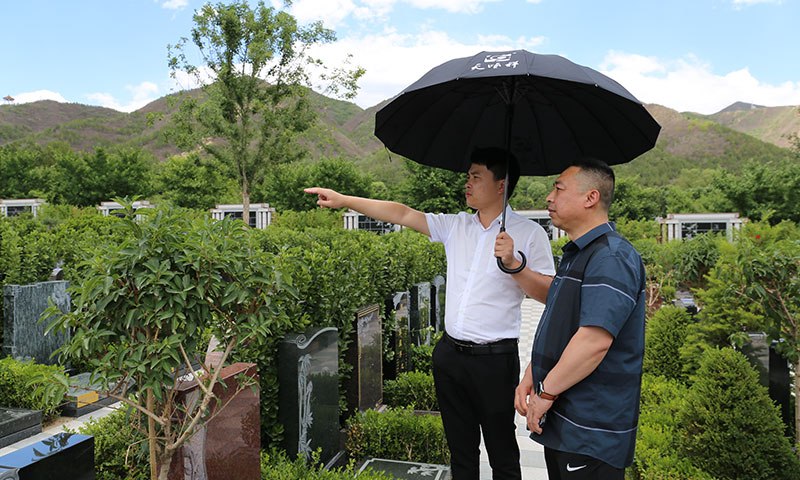 天顺祥选墓专员陪同家属选择福地