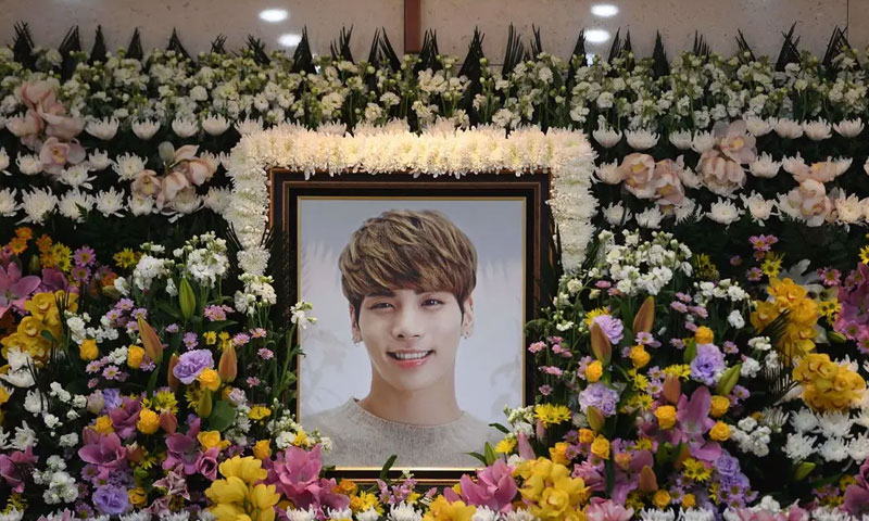 韩国歌手彩色遗照