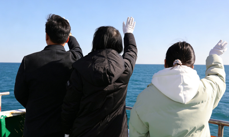 骨灰海撒后 家属向亲人告别