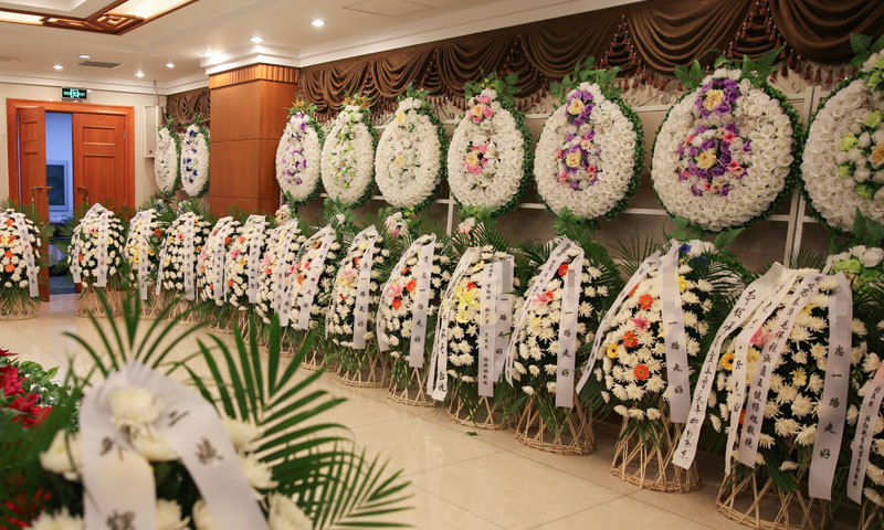 专员和家属共同布置好的告别厅