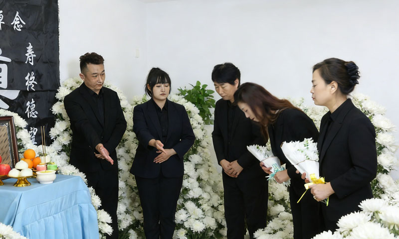 天顺祥白事顾问在家庭灵堂前指导家属祭拜