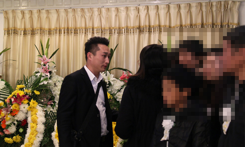 白事管家黄涛与家属交流