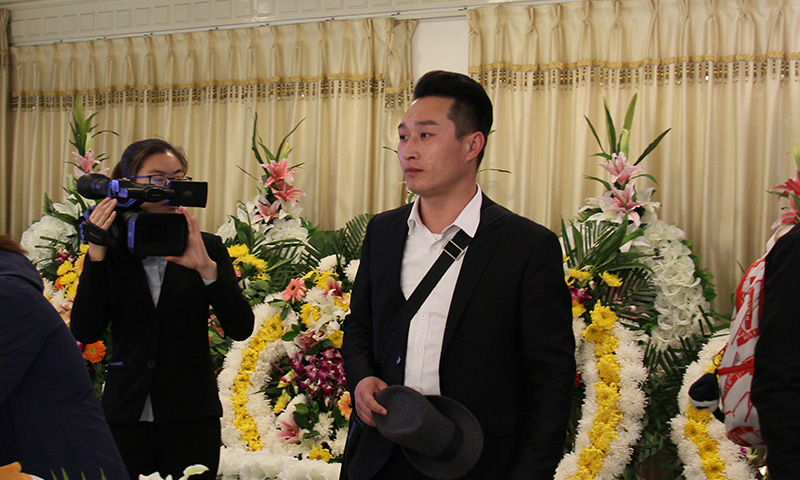 白事管家黄涛在服务现场