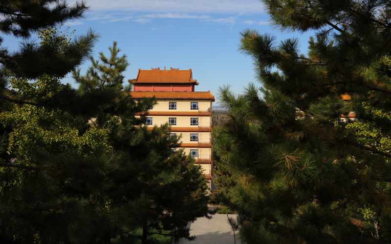 灵山宝塔陵园福泽园墓区就在千佛塔南边 灵山宝塔陵园福泽园墓区就在千佛塔南边