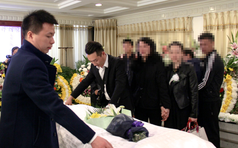 服务专员在告别厅为亲人整理