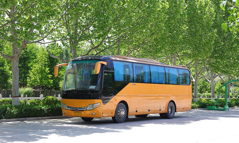 灵山宝塔陵园的祭扫班车