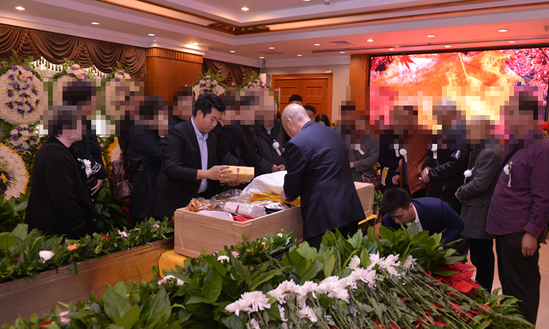 天顺祥白事顾问在殡仪馆为亲人提供服务