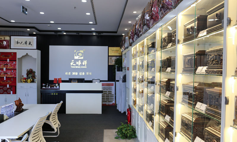 天顺祥大兴店用品陈列整齐