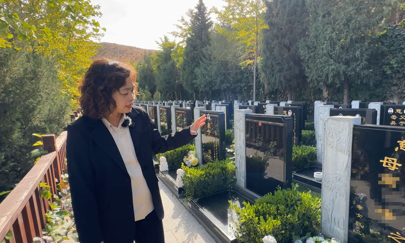 孙娜向介绍介绍墓区环境及墓碑特色 灵山宝塔陵园