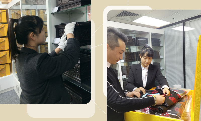 白事管家许鲖鮦和同事为家属挑选寿衣骨灰盒